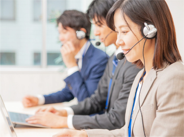 ヘッドセットを装着し、電話対応を行うスタッフの様子とアウトソーシング事業の説明を示すビジュアル