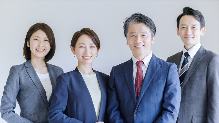 スーツ姿の社員が並んで写るメンバー集合写真