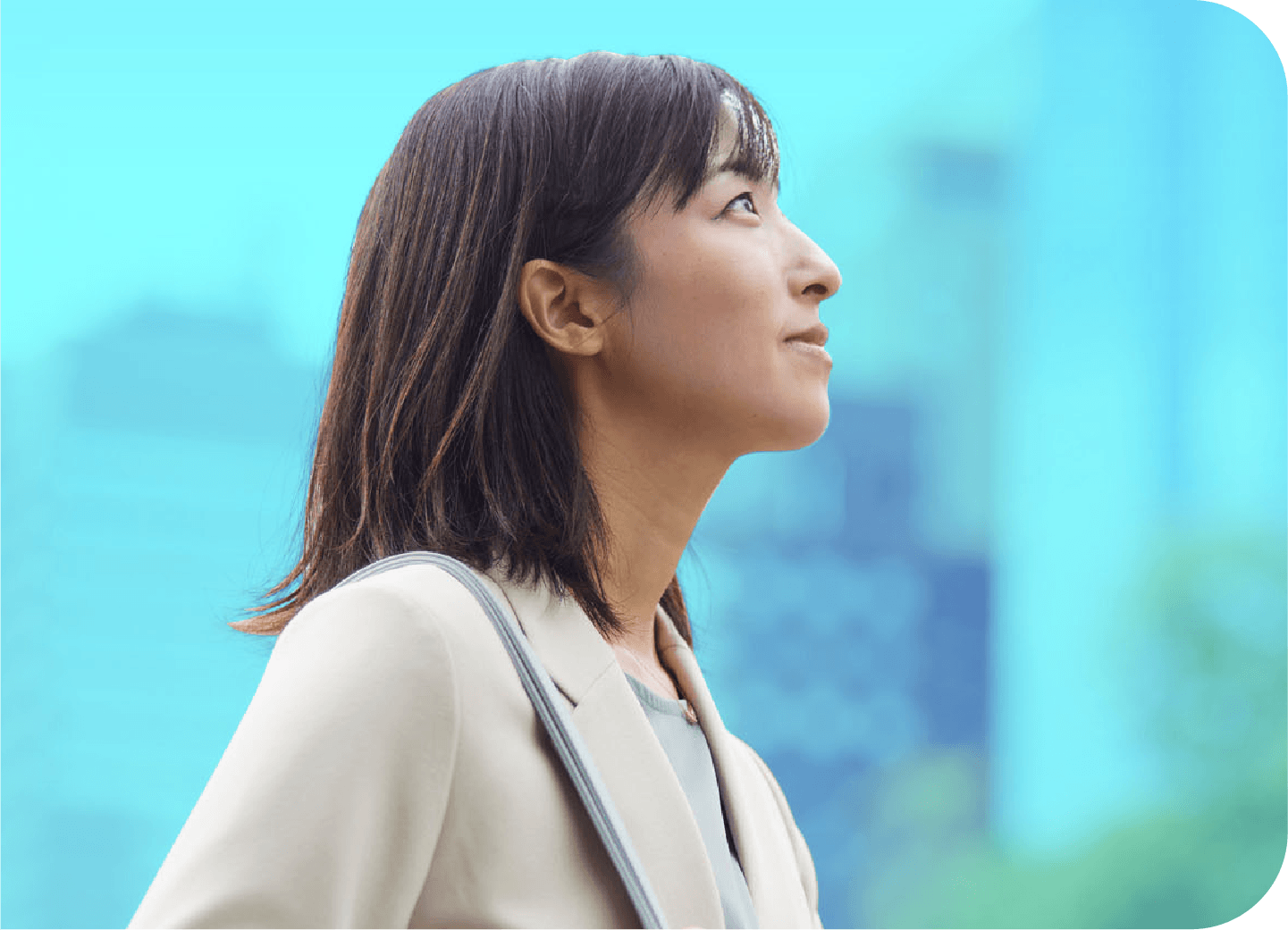 前向きな表情で空を見上げながら歩く、明るい雰囲気のビジネスパーソンのイメージ写真