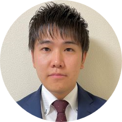 社員のプロフィール写真。スーツ姿で正面を向いて写っている人物