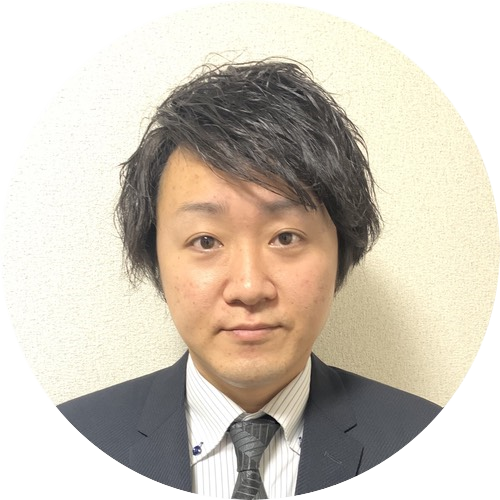 仕事紹介と人物紹介が掲載された社員紹介セクションの画面。業務内容の説明文と、スーツ姿の人物のプロフィール写真が表示されている