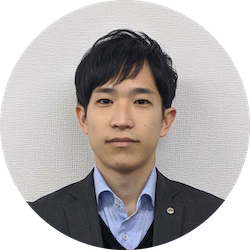 仕事紹介と人物紹介が掲載された社員紹介セクションの画面。業務内容の説明文と、スーツ姿の人物のプロフィール写真が表示されている