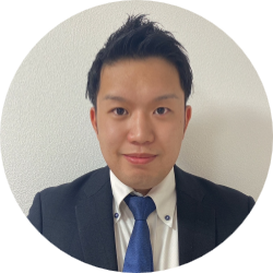 社員のプロフィール写真。スーツ姿で正面を向いて写っている人物