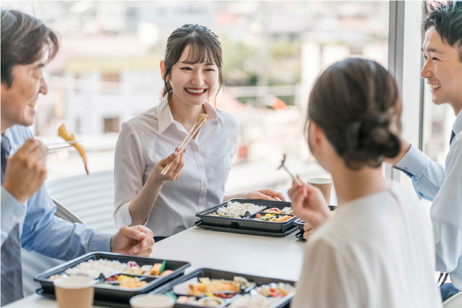 昼食を囲んで談笑する社員たちの様子、パソコンを見ながら打ち合わせをする社員の様子、カフェスペースでリラックスして会話する社員の様子