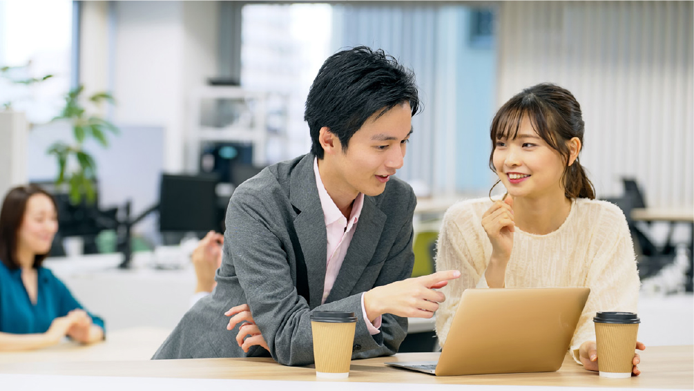 昼食を囲んで談笑する社員たちの様子、パソコンを見ながら打ち合わせをする社員の様子、カフェスペースでリラックスして会話する社員の様子
