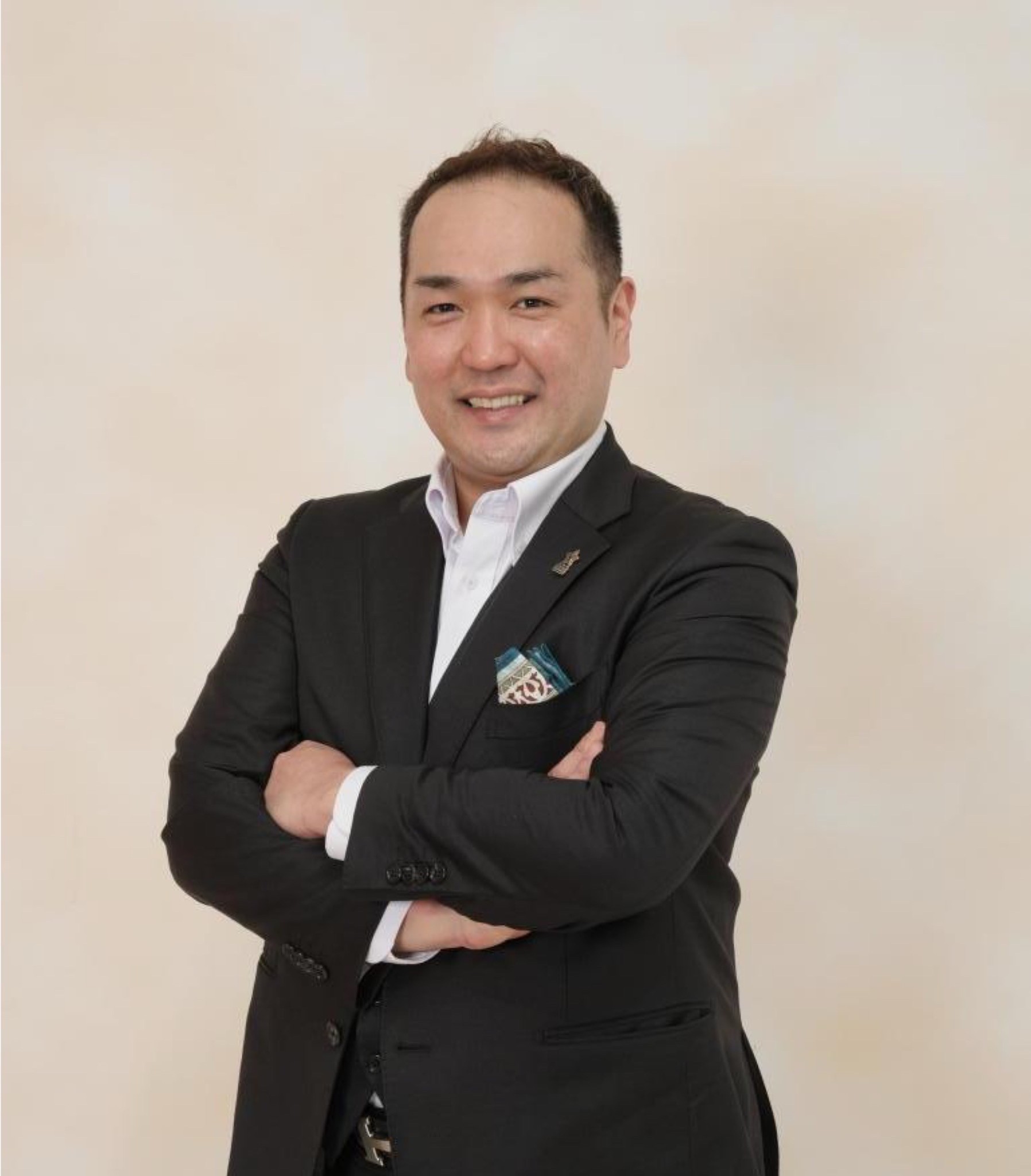 代表メッセージセクションのビジュアル。青いグラデーション背景に「Message」の見出しと説明文、右側に角丸の写真枠が配置されている