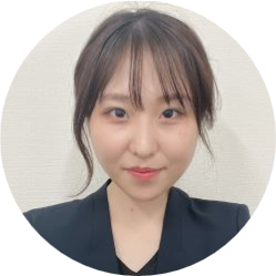 仕事紹介と人物紹介が掲載された社員紹介セクションの画面。業務内容の説明文と、スーツ姿の人物のプロフィール写真が表示されている